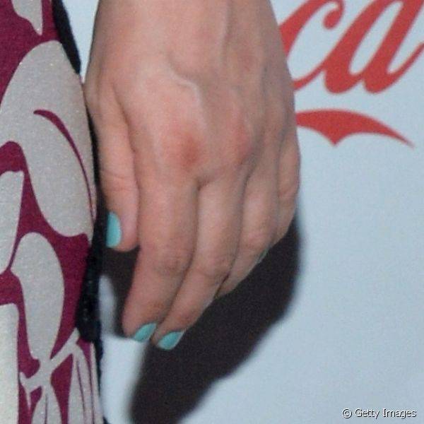 A atriz Drew Barrymore compareceu à CinemaCon 2014 com vestido em tons escuros e azul pastel nas unhas 